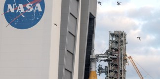 LA NASA confirma que restos de un cohete de SpaceX impactaron en la Luna Imagen de archivo de un cohete de SpaceX en una plataforma de despegue de la NASA. Foto La Hora: EFE