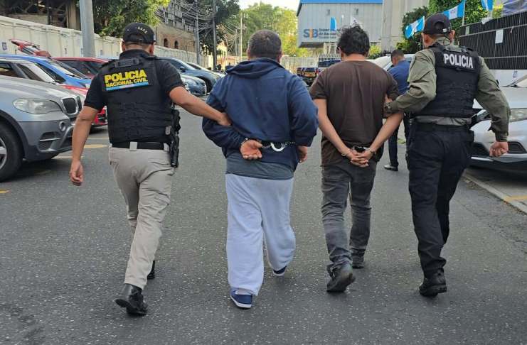 Dos deportados fueron detenidos tras su llegada a Guatemala por distintos procesos judiciales.