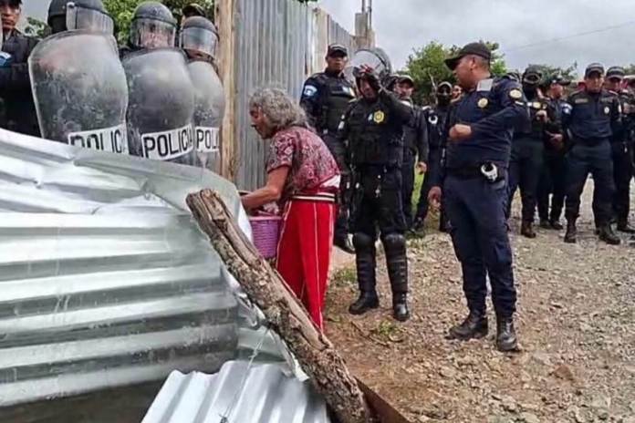 La fiscalía de Nebaj, Quiché, trasladó la investigación contra la PNC por el desalojo ejecutado contra Juana Santiago a la fiscalía de Asuntos Administrativos. Foto La Hora: Redes Sociales