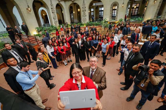 Ministerio de Educación lanza su estrategia y programa nacional de educación digital, dirigido a estudiantes de Bachillerato. Estos son los requisitos para la compra de equipo. Foto La Hora: Ministerio de Educación de Guatemala.