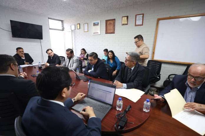 Los directores titulares y suplentes de la Superintendencia de Competencia en citación con el diputado José Chic. Foto: Congreso de la República