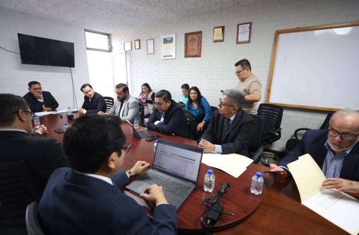 Los directores titulares y suplentes de la Superintendencia de Competencia en citación con el diputado José Chic. Foto: Congreso de la República