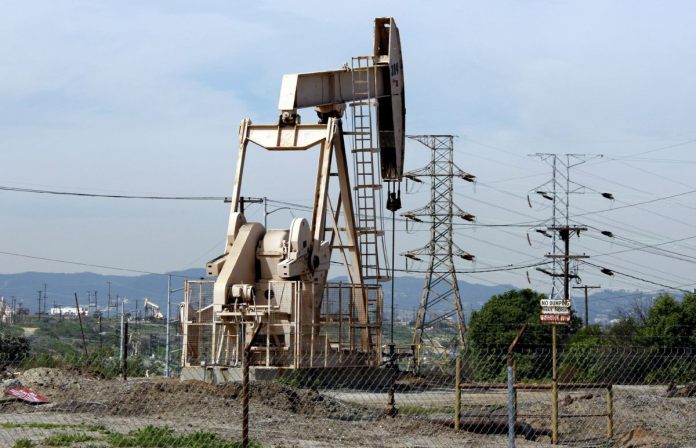 Fotografía de archivo en la que se captó una bomba de extracción de hidrocarburos, en un pozo petrolero, en Los Ángeles (CA, EE.UU.). Foto La Hora: EFE