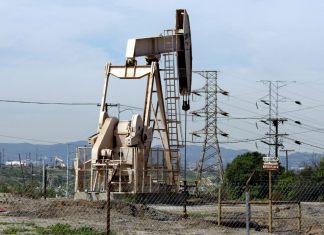 Fotografía de archivo en la que se captó una bomba de extracción de hidrocarburos, en un pozo petrolero, en Los Ángeles (CA, EE.UU.). Foto La Hora: EFE