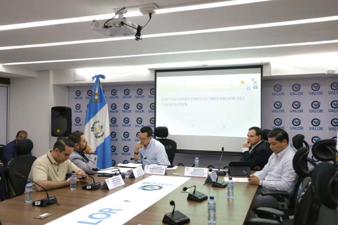 economiaciberseguridad Los diputados de la comisión de Economía discuten las penas por delitos de la ley de ciberseguridad. Foto: Congreso de la República