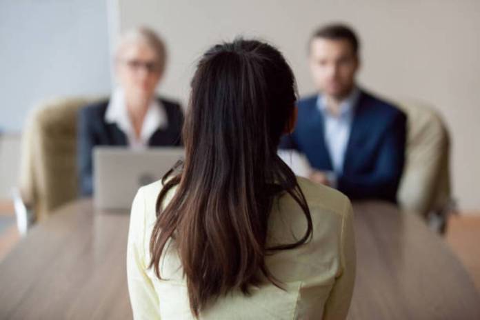 Investigar la empresa, ser puntual y hablar de lo que puede aportar son claves para enfrentar una entrevista de trabajo.