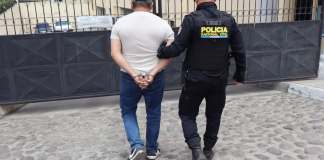 Ofreció bocinas en redes sociales, recibió Q14 mil y nunca entregó el producto: lo capturan por estafa José “N”, de 43 años, fue capturado en la zona 1 de Quetzaltenango por una orden de aprehensión por el delito de estafa propia.