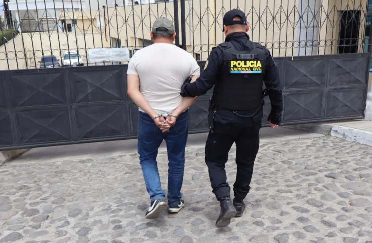 Ofreció bocinas en redes sociales, recibió Q14 mil y nunca entregó el producto: lo capturan por estafa José “N”, de 43 años, fue capturado en la zona 1 de Quetzaltenango por una orden de aprehensión por el delito de estafa propia.