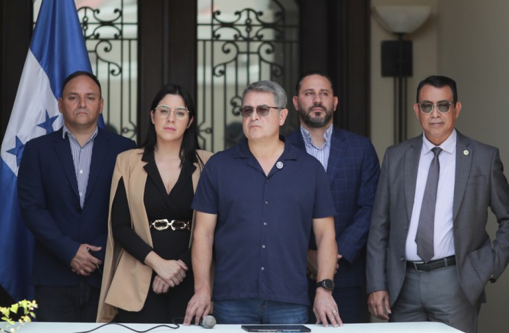 El expresidente de Honduras Juan Orlando Hernández asistió a la corte el lunes pasado por un caso de presunto desvío de dinero. Foto La Hora: EFE