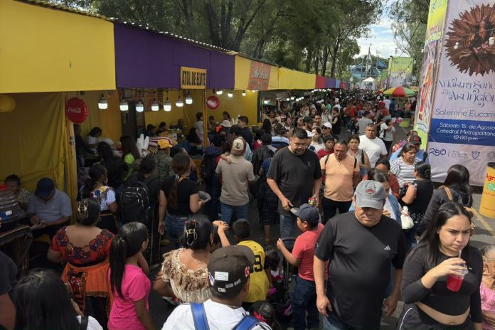 Los guatemaltecos aprovechan el feriado del 15 de agosto para visitar la Simeón Cañas, zona 2. Foto La Hora: José Orozco