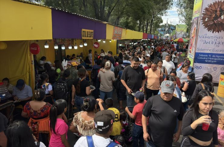 Los guatemaltecos aprovechan el feriado del 15 de agosto para visitar la Simeón Cañas, zona 2. Foto La Hora: José Orozco