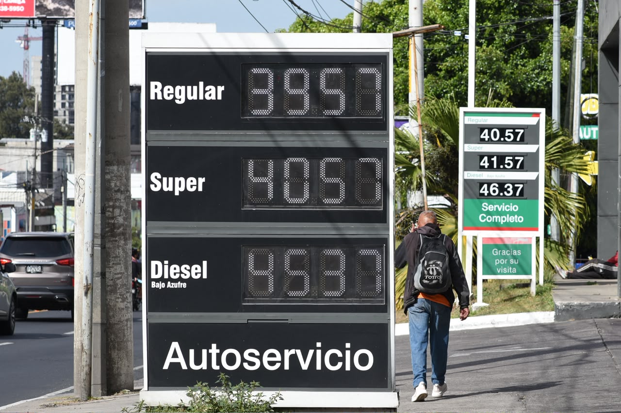 Esta mañana, en algunas gasolineras se percibió una baja en los precios que es de hasta Q2. Foto La Hora: José Orozco.