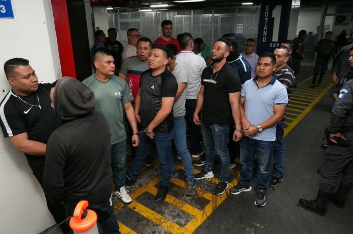 El juez Julio Vásquez Xol volvió a suspender la audiencia para continuar conociendo las peticiones de guardias del SP vinculados a la fuga de reos de Fraijanes II. Foto La Hora: Sergio Osegueda