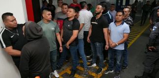 El juez Julio Vásquez Xol volvió a suspender la audiencia para continuar conociendo las peticiones de guardias del SP vinculados a la fuga de reos de Fraijanes II. Foto La Hora: Sergio Osegueda