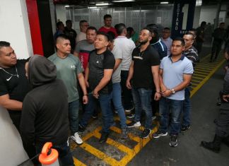 El juez Julio Vásquez Xol volvió a suspender la audiencia para continuar conociendo las peticiones de guardias del SP vinculados a la fuga de reos de Fraijanes II. Foto La Hora: Sergio Osegueda