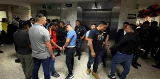 El juez Julio Vásquez Xol suspendió una vez más la continuación de la audiencia donde la defensa de los guardias implicados en la Fuga de Fraijanes II solicitan cambio de delito. Foto La Hora: Daniel Ramírez