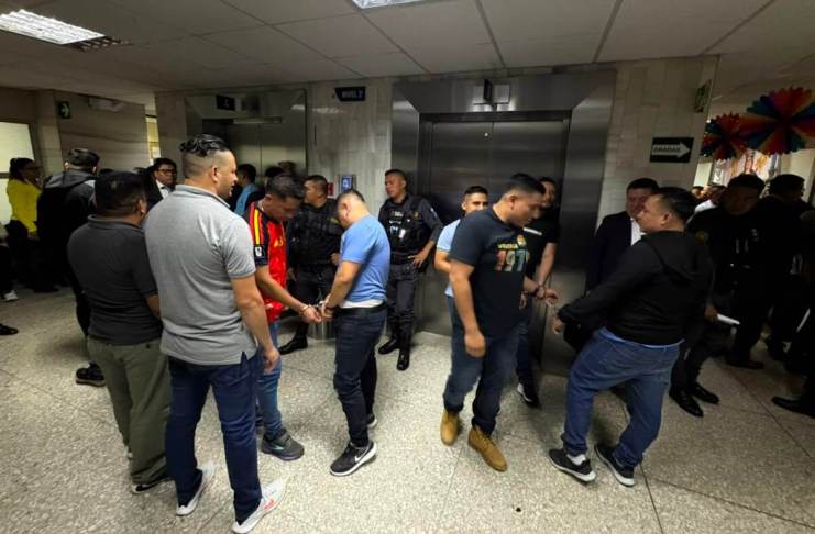 El juez Julio Vásquez Xol suspendió una vez más la continuación de la audiencia donde la defensa de los guardias implicados en la Fuga de Fraijanes II solicitan cambio de delito. Foto La Hora: Daniel Ramírez