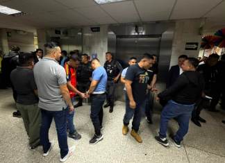 Juez Julio Vásquez Xol suspende por undécima vez audiencia para guardias del SP vinculados a fuga en Fraijanes El juez Julio Vásquez Xol suspendió una vez más la continuación de la audiencia donde la defensa de los guardias implicados en la Fuga de Fraijanes II solicitan cambio de delito. Foto La Hora: Daniel Ramírez