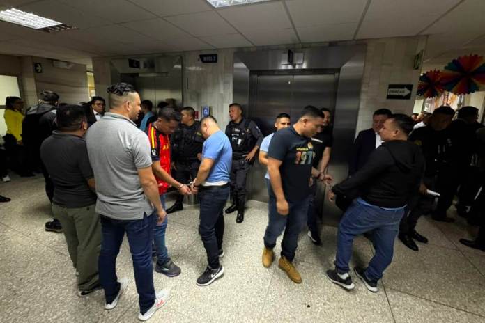 guardias sp El juez Julio Vásquez Xol suspendió una vez más la continuación de la audiencia donde la defensa de los guardias implicados en la Fuga de Fraijanes II solicitan cambio de delito. Foto La Hora: Daniel Ramírez