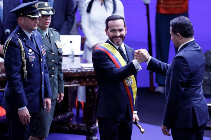 Abelardo de la Espriella saluda al presidente del Senado, Honorio Miguel Henríquez Pinedo, tras jurar como presidente de Colombia.