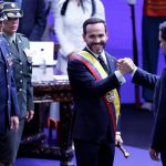 Abelardo de la Espriella saluda al presidente del Senado, Honorio Miguel Henríquez Pinedo, tras jurar como presidente de Colombia.