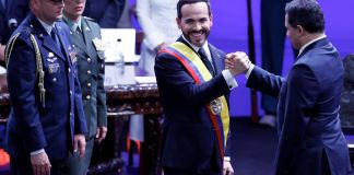 Abelardo de la Espriella jura como presidente de Colombia para el periodo 2026-2030 Abelardo de la Espriella saluda al presidente del Senado, Honorio Miguel Henríquez Pinedo, tras jurar como presidente de Colombia.