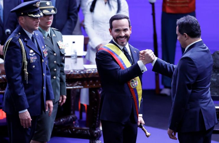 Abelardo de la Espriella saluda al presidente del Senado, Honorio Miguel Henríquez Pinedo, tras jurar como presidente de Colombia.