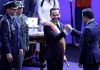 Abelardo de la Espriella jura como presidente de Colombia para el periodo 2026-2030 Abelardo de la Espriella saluda al presidente del Senado, Honorio Miguel Henríquez Pinedo, tras jurar como presidente de Colombia.