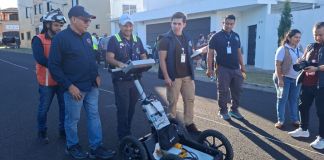 Con equipo avanzado, el Insivumeh y la Conred realizan inspecciones en la zona 16 tras los movimientos de tierra en el sector. Foto La Hora: Conred