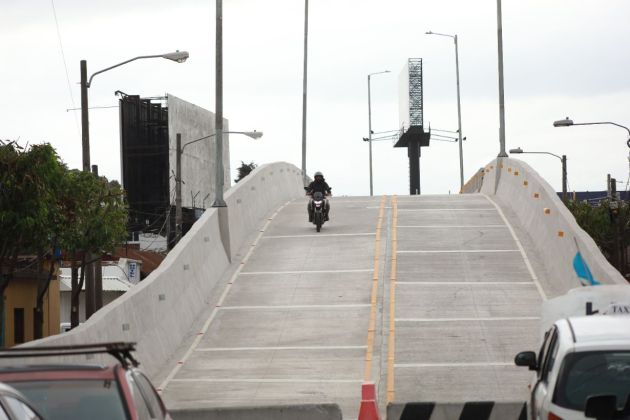 Motorista paso a desnivel