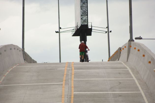 Vecinos aprovechan para cruzar de un punto a otro, como este que hace uso de su bicicleta. Foto La Hora: Daniel Ram&iacute;rez