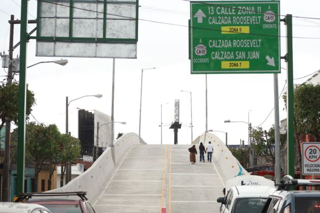 Vecinos que residen por el sector ya hacen uso del paso a desnivel ahorr&aacute;ndose tiempo para cruzar al otro extremo de la ruta. Foto La Hora: Daniel Ram&iacute;rez