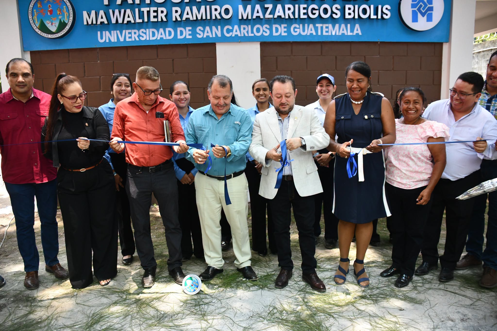 Walter Mazariegos y otras autoridades de la Usac durante la inauguración del edificio que lleva su nombre. Foto: La Hora/Facultad de Humanidades de la Usac.