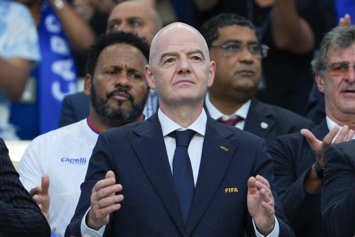 Fotografía del pasado 3 de julio, en la que puede verse al presidente de la FIFA, Gianni Infantino, durante un partido del Mundial de Estados Unidos, México y Canadá. Foto La Hora: Alberto Boal (EFE).