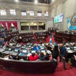 Más de 120 diputados permanecieron más de 60 minutos en la plenaria para aprobar varias iniciativas de ley en primer debate. Foto: La Hora / Roberto Cordón