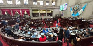 Más de 120 diputados permanecieron más de 60 minutos en la plenaria para aprobar varias iniciativas de ley en primer debate. Foto: La Hora / Roberto Cordón