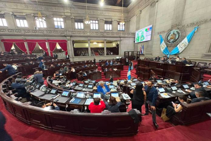 iniciativaspleanria Más de 120 diputados permanecieron más de 60 minutos en la plenaria para aprobar varias iniciativas de ley en primer debate. Foto: La Hora / Roberto Cordón