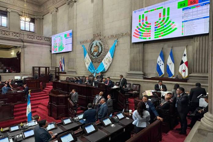 iniciativasplenaria Los diputados conocieron tres iniciativas de ley que se remitieron a comisiones para su dictamen correspondiente. Foto: La Hora / Roberto Cordón