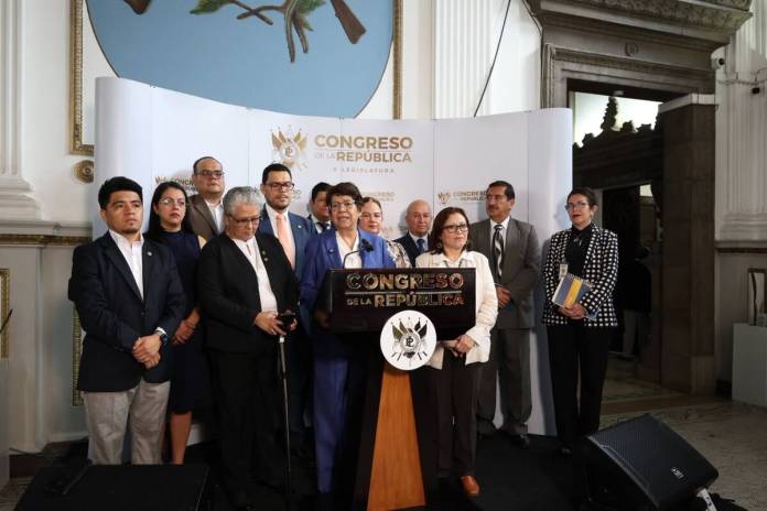 Los viceministros de Gobernación, Estuardo Solórzano y Mayda De León, participan en la iniciativa de ley de trabajo comunitario para privados de libertad. Foto: Congreso de la República