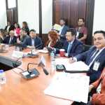 El viceministro de Energía y Minas, Francisco Tzirín, y el secretario ejecutivo de Conap, Igor De la Roca, hacen observaciones a la iniciativa de ley de infraestructrura para el transporte de energía eléctrica. Foto: Congreso de la República
