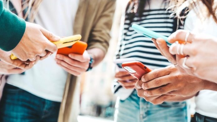 El tráfico de internet móvil creció 12% en un año, mientras los smartphones aptos para datos también aumentaron.