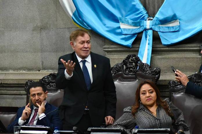 El presidente del Congreso, Luis Contreras, levanta la plenaria por falta de asistencia para continuar con la interpelación al ministro de Desarrollo Social. Foto: La Hora / José Orozco