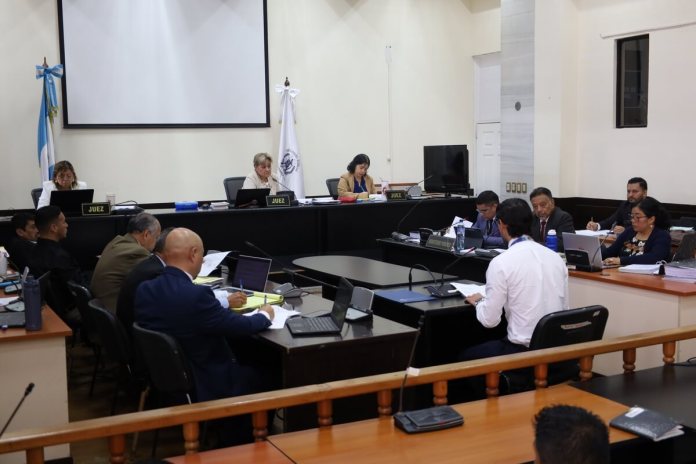 El Tribunal de Mayor Riesgo B continú con la escucha de declaraciones de distintos testigos propuestos en el juicio contra 7 exagentes de PNC acusados de ejecución extrajudicial. Foto La Hora: Daniel Ramírez