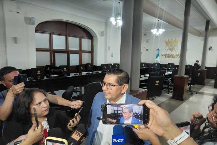 El diputado de la UNE, José Inés Castillo, acudió a la CC para que ordene al Congreso de la República a incluir la exoneración de multas por falta del pago del IUSI. Foto: La Hora