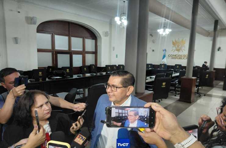 El diputado de la UNE, José Inés Castillo, acudió a la CC para que ordene al Congreso de la República a incluir la exoneración de multas por falta del pago del IUSI. Foto: La Hora