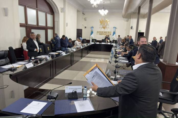 Las bancadas no logran consensos para aprobar un apoyo social por el precio de los combustibles. Foto: La Hora / José Orozco