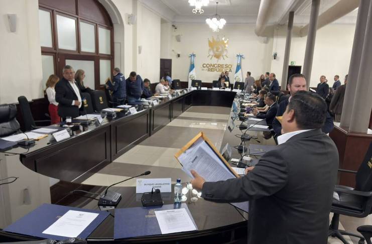 Luis Contreras busca consensos en el Congreso para aprobar subsidio de Q12 al diésel y Q3 a gasolina Las bancadas no logran consensos para aprobar un apoyo social por el precio de los combustibles. Foto: La Hora / José Orozco