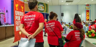 Más de tres de cada cuatro trabajadores latinos en Miami, el 77 %, creen que la economía estadounidense "está empeorando". Foto La Hora. EFE