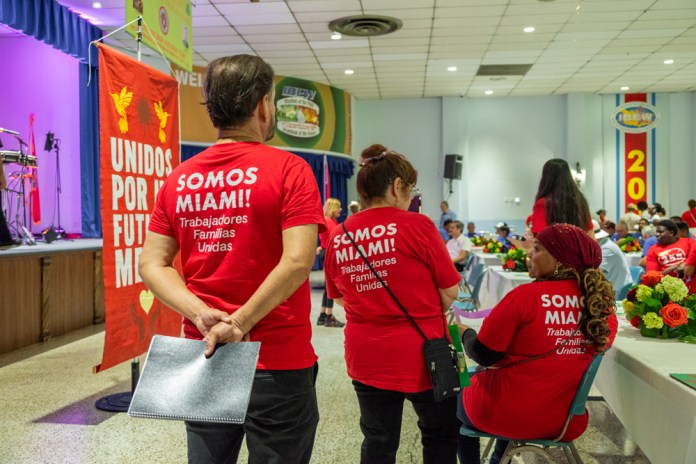 El 77% de trabajadores latinos en Miami cree que la economía e inmigración empeora en EEUU Más de tres de cada cuatro trabajadores latinos en Miami, el 77 %, creen que la economía estadounidense "está empeorando". Foto La Hora. EFE