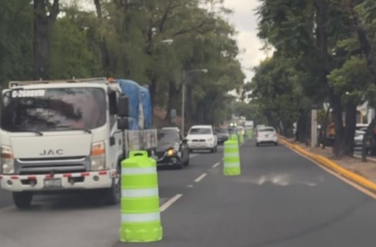 Uno de los carriles reversibles entre bulevar Liberación y la zona 13, es una ruta para agilizar la circulación de los vehículos. Foto La Hora: PMT